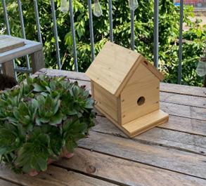 Un nichoir à oiseaux en bois