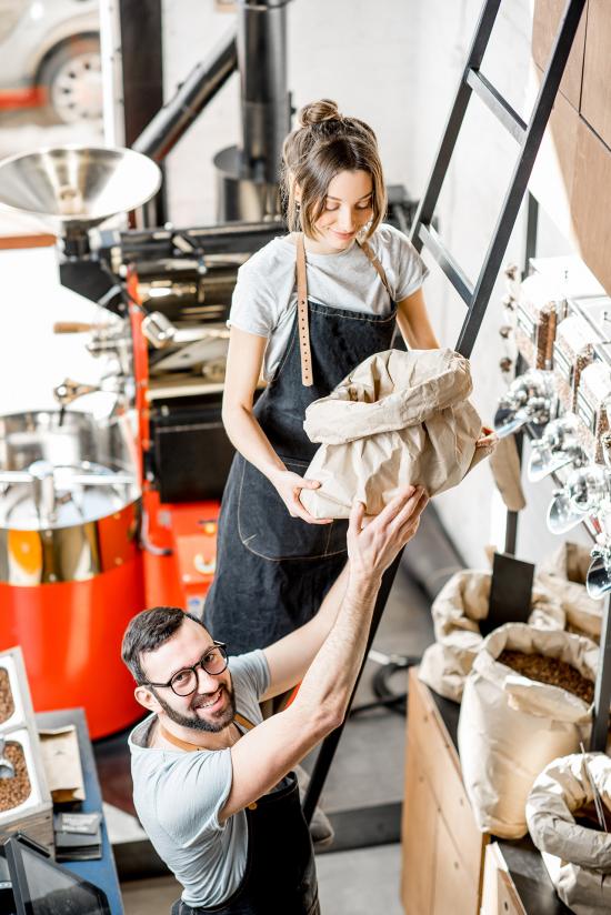 Des personnes travaillant ensemble dans un café